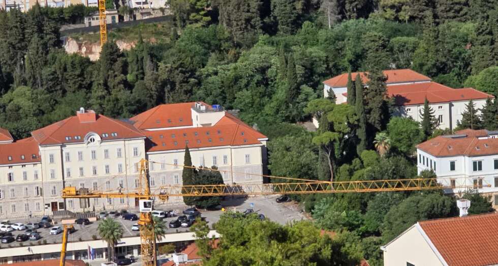 Liebherr 132 EC-H8 građevinska dizalica s 55m dohvata montirana na gradilištu u Dubrovniku