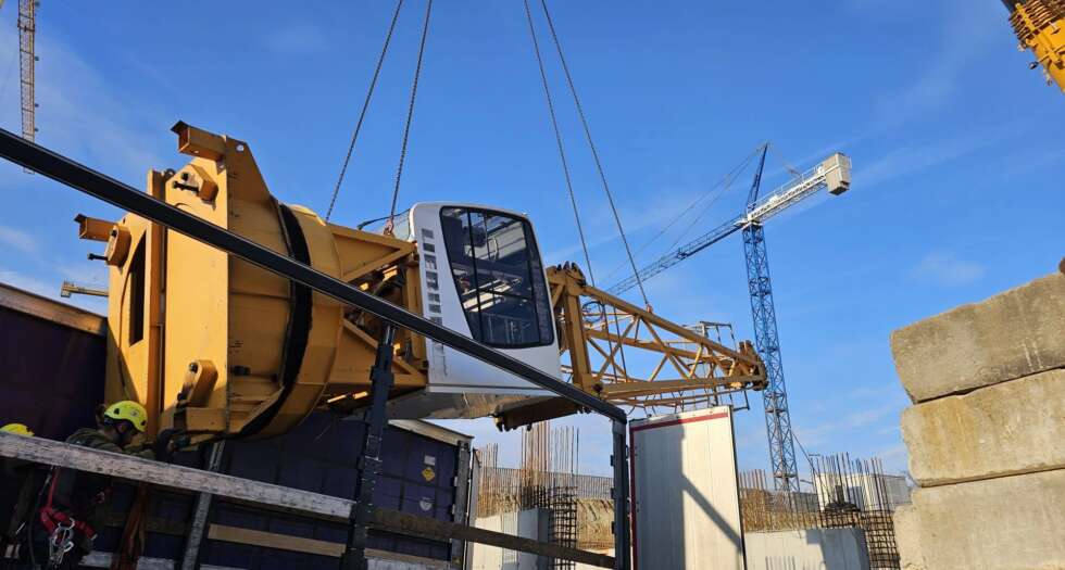 Liebherr 140 EC-H 6 Litronic toranjski kran montiran na gradilištu u Novom Sadu za Velebit Gradnja