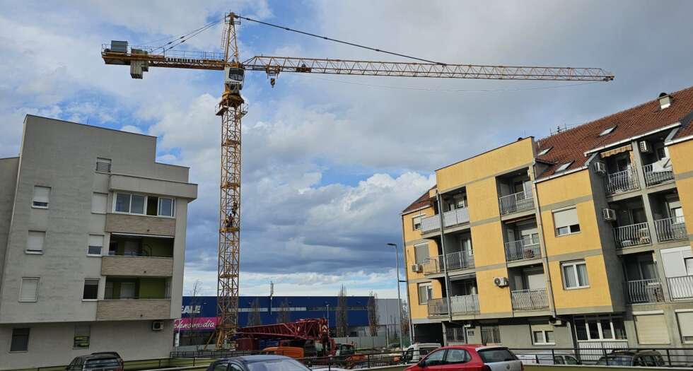 Montaža drugog Liebherr 140 EC-H6 Litronic krana za Velebit Gradnja na gradilištu u Novom Sadu