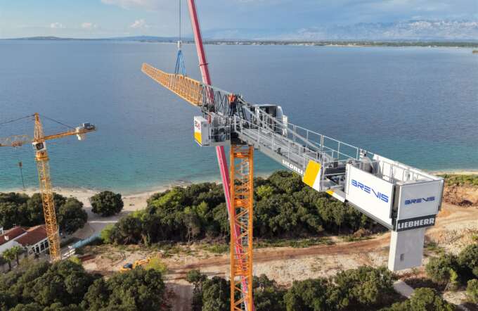 Liebherr 240 EC-B 10 Fibre s oznakama BREVIS tijekom montaže na Punta Skali kod Zadra