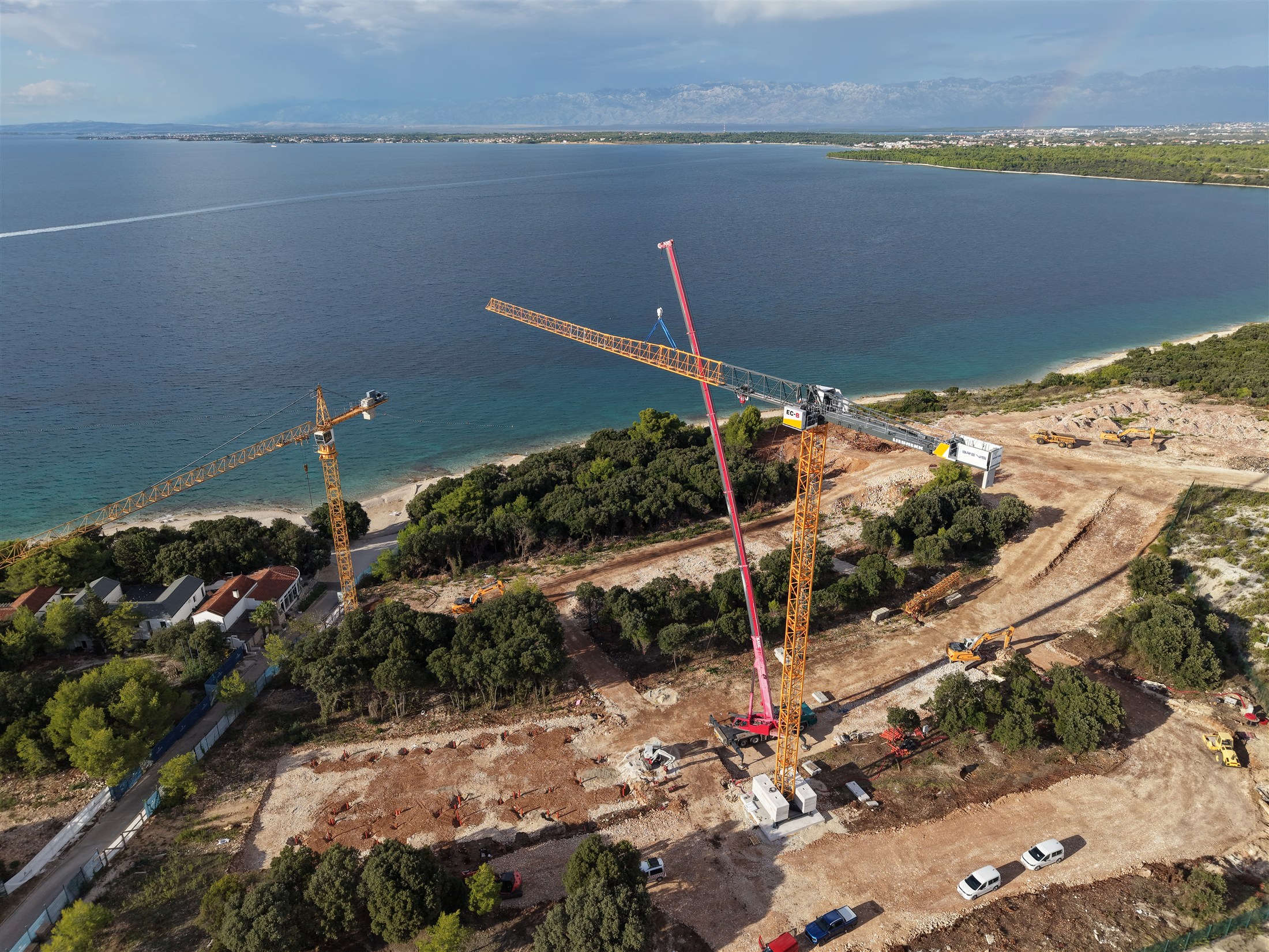 Pogled iz zraka na montažu Liebherr 240 EC-B 10 Fibre na Punta Skali uz more