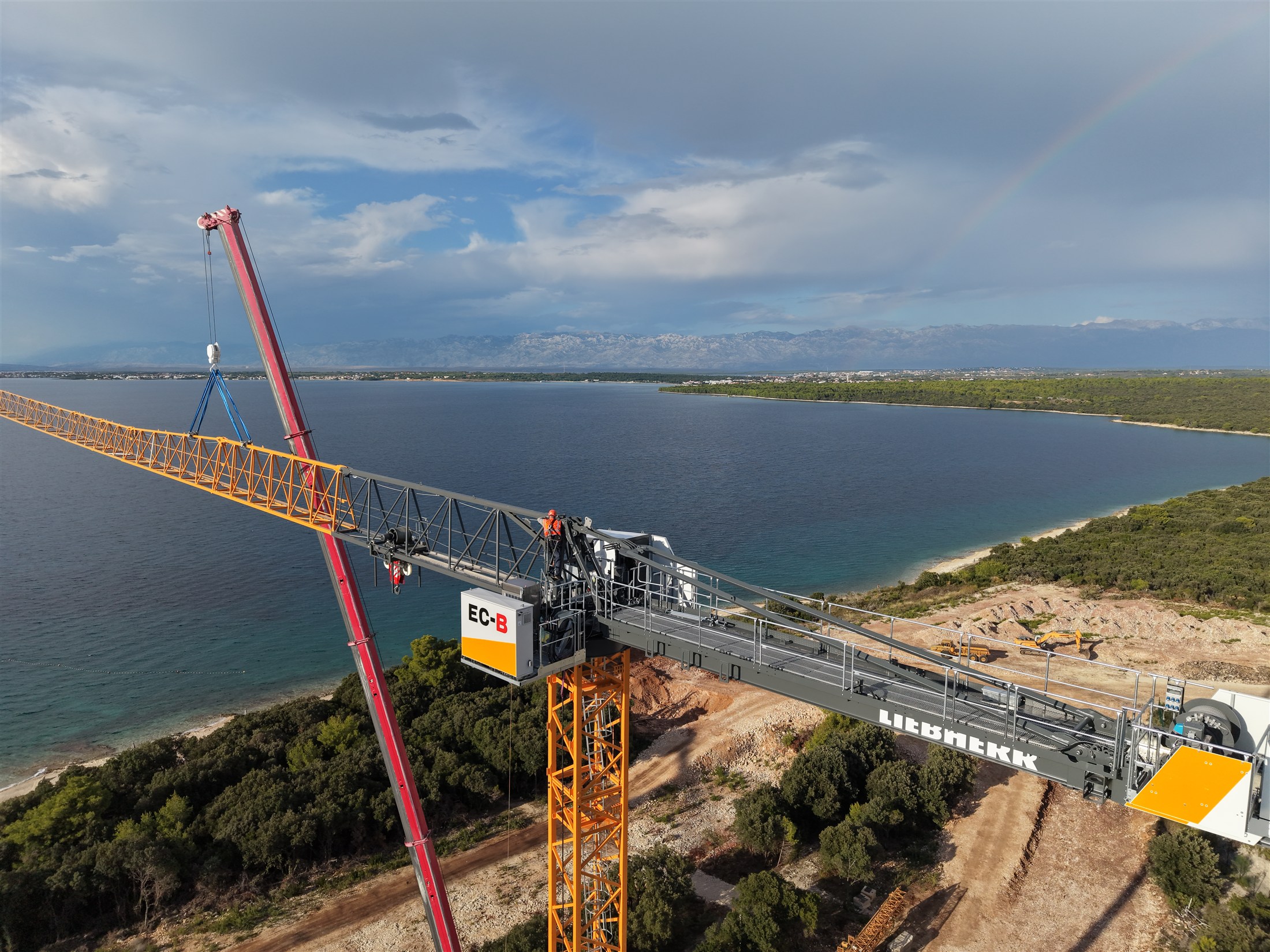 Montažeri spajaju krak Liebherr 240 EC-B 10 Fibre dizalice za BREVIS na Punta Skali