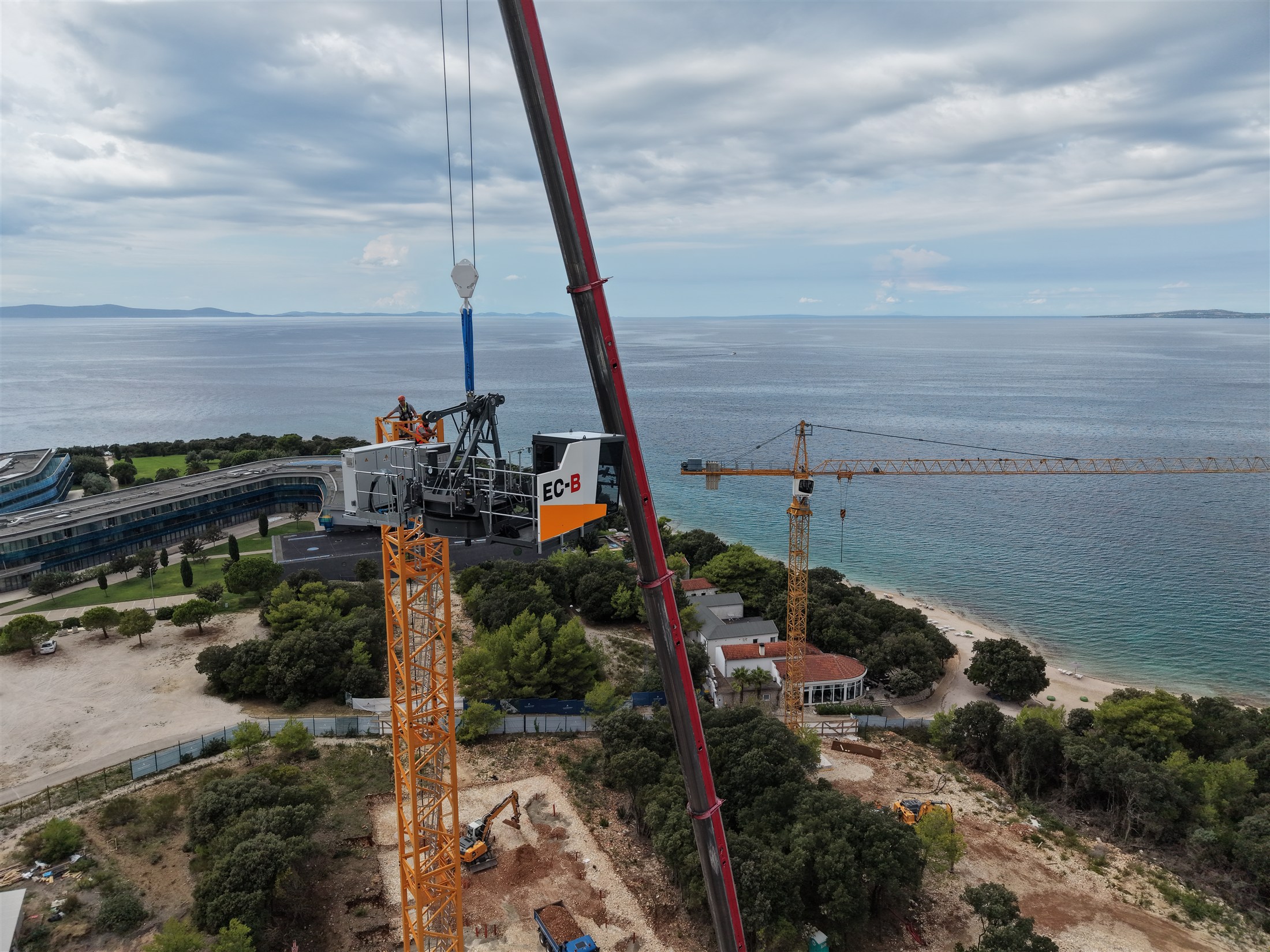 Autodizalica postavlja okretni sklop s kabinom na toranj Liebherr dizalice